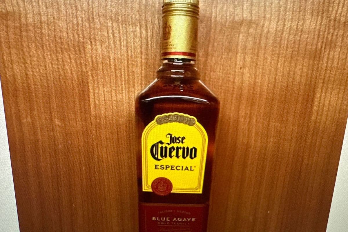 Jose Cuervo Especial Gold Tequila (1 x 750 ml)