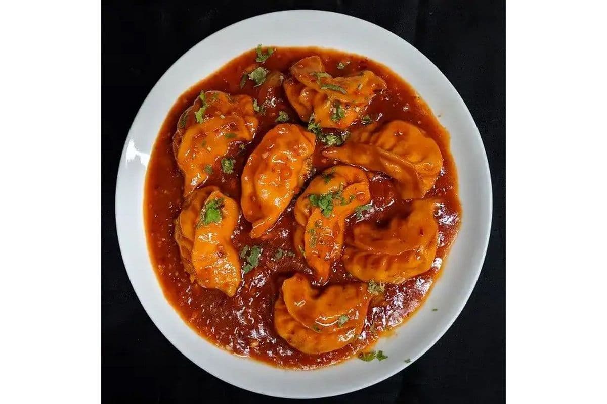 Gravy Veggie Momos (6 pcs)