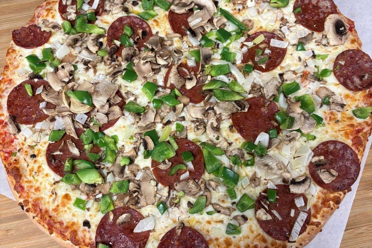 Medium Deluxe Pizza