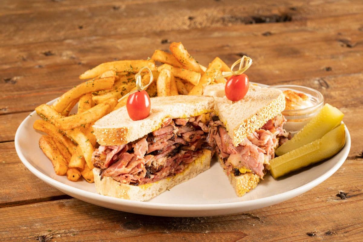 Assiette smoked meat garni (petit) (4 oz.)