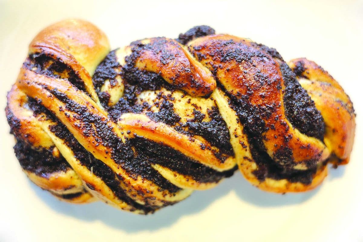 Poppy seed bun