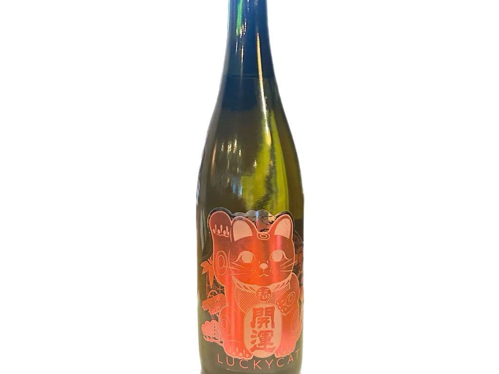 Kaiun Lucky Cat, 720ml Sake (16.0% ABV)
