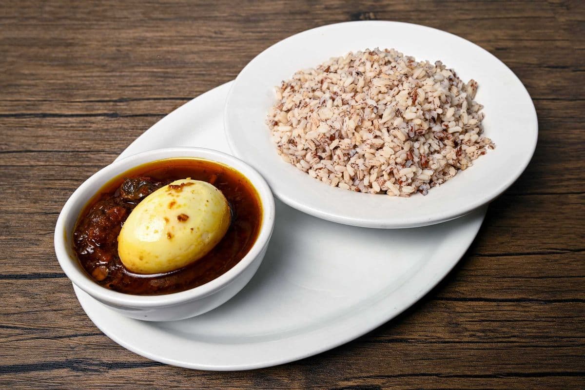 Riz Ofada avec sauce et viandes assorties / Ofada Rice with Sauce and Assorted Meats