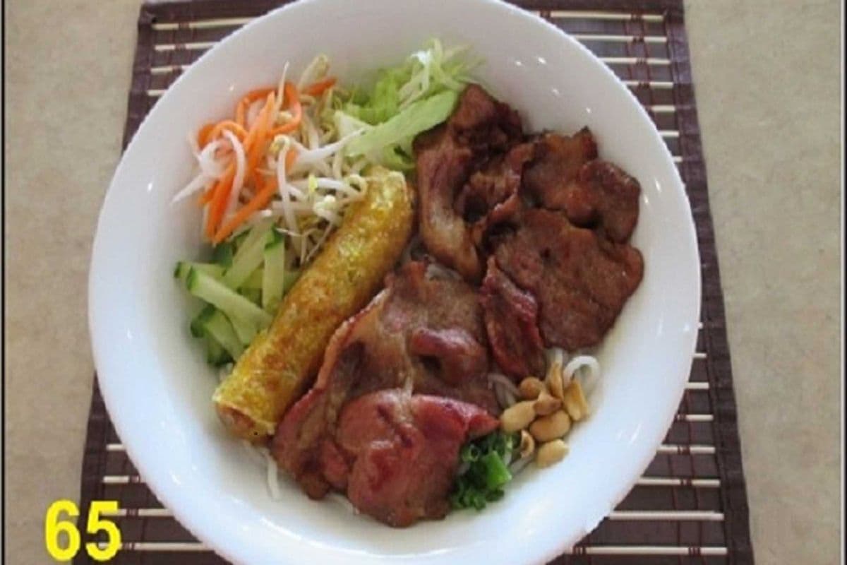 L65. Vermicelli with grilled pork and spring roll.