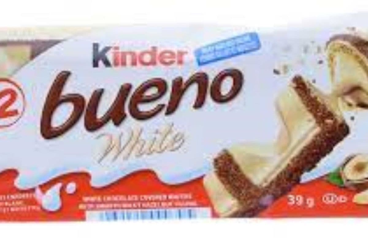 Kinder Bueno White Chocolate and Hazelnut Cream Candy Bars, Single Pack Contains 2 Individually Wrapped Bars (39 g)