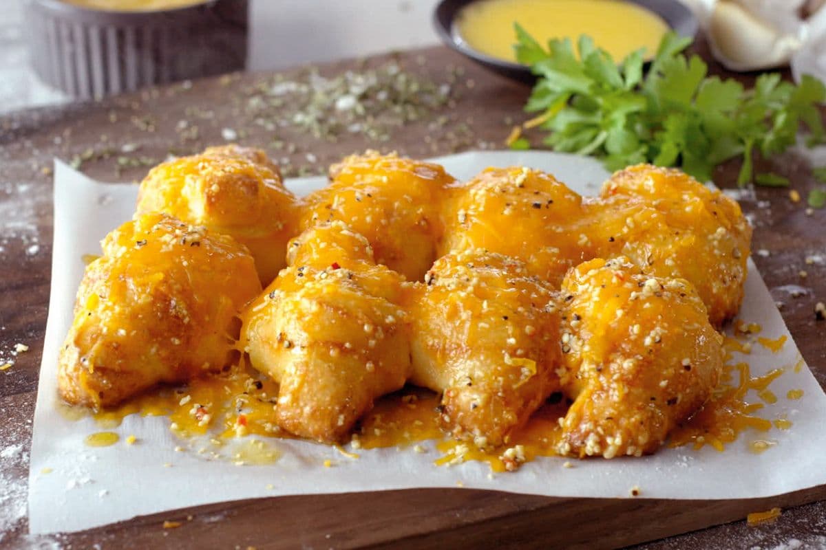 Garlic Cheddar Knots (8 pcs)