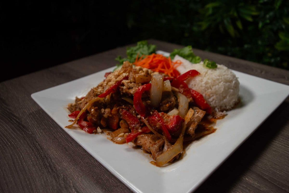 R4. Steamed Rice and Stir Fried Chicken with Lemongrass (Com Ga Xao Sa Ot)