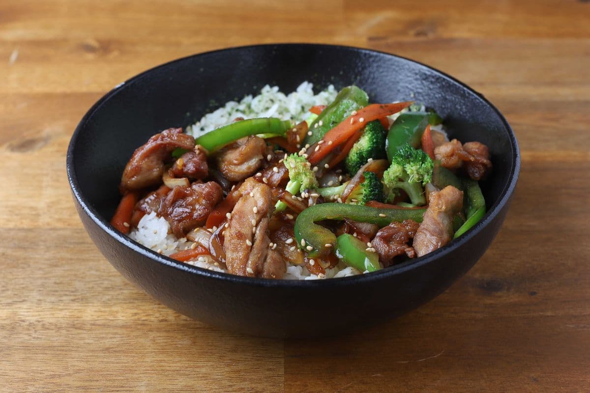 Stir-fried chicken rice bowl