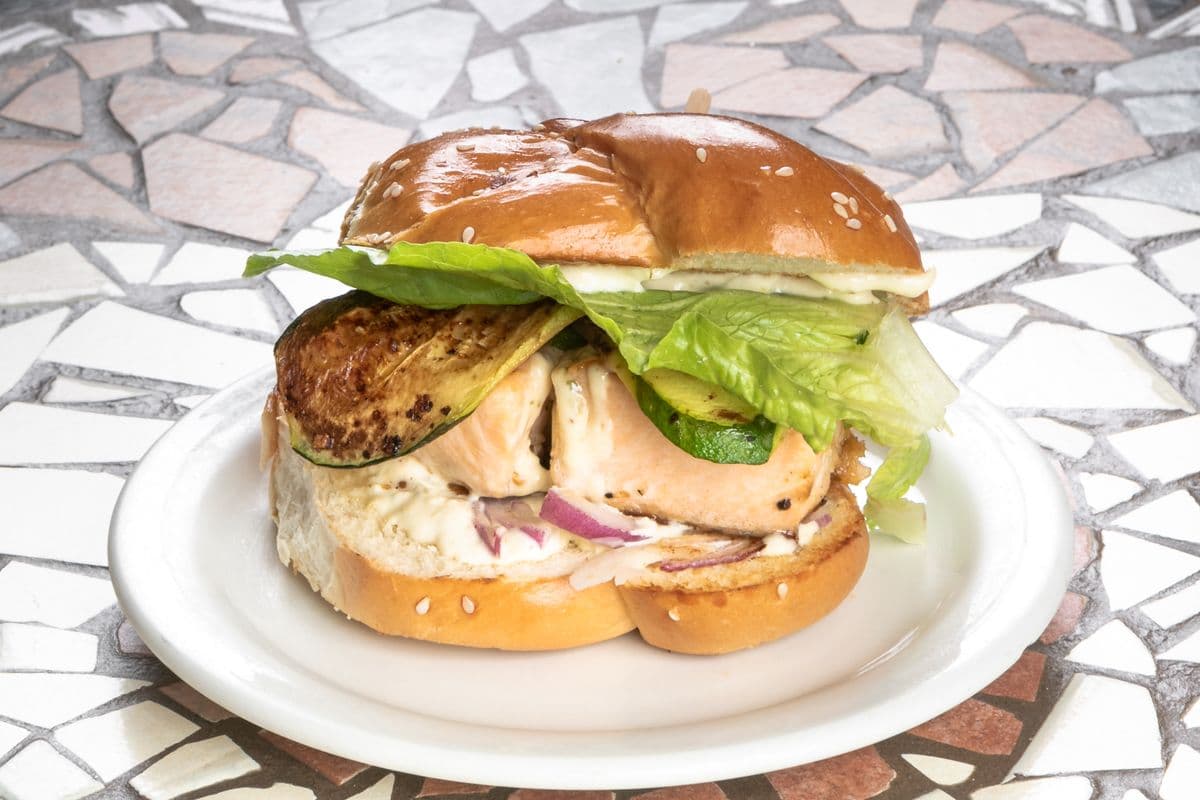 Burger au saumon de l'Atlantique grillé