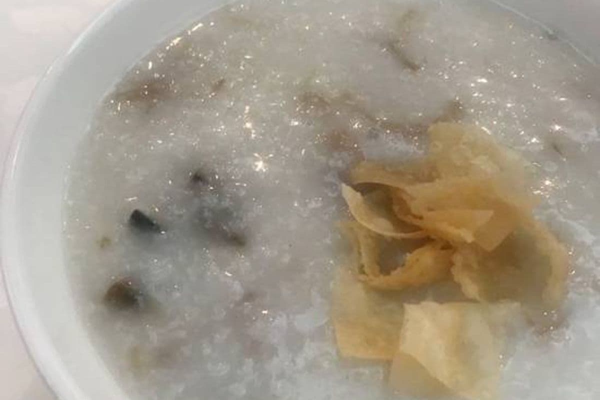 121. Soupe au riz au porc émincé et à l'oeuf préservé / Minced Pork and Preserved Egg Congee