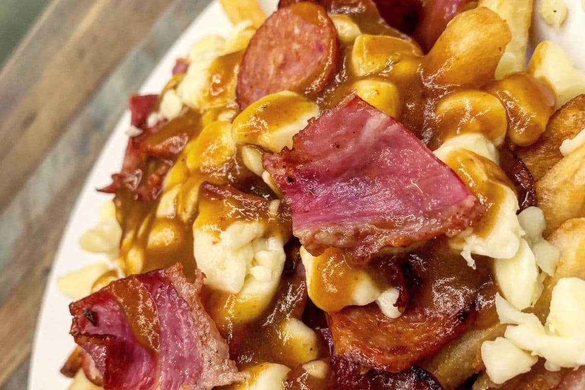 Grande poutine à trois viandes / Large The Three-Meat Poutine