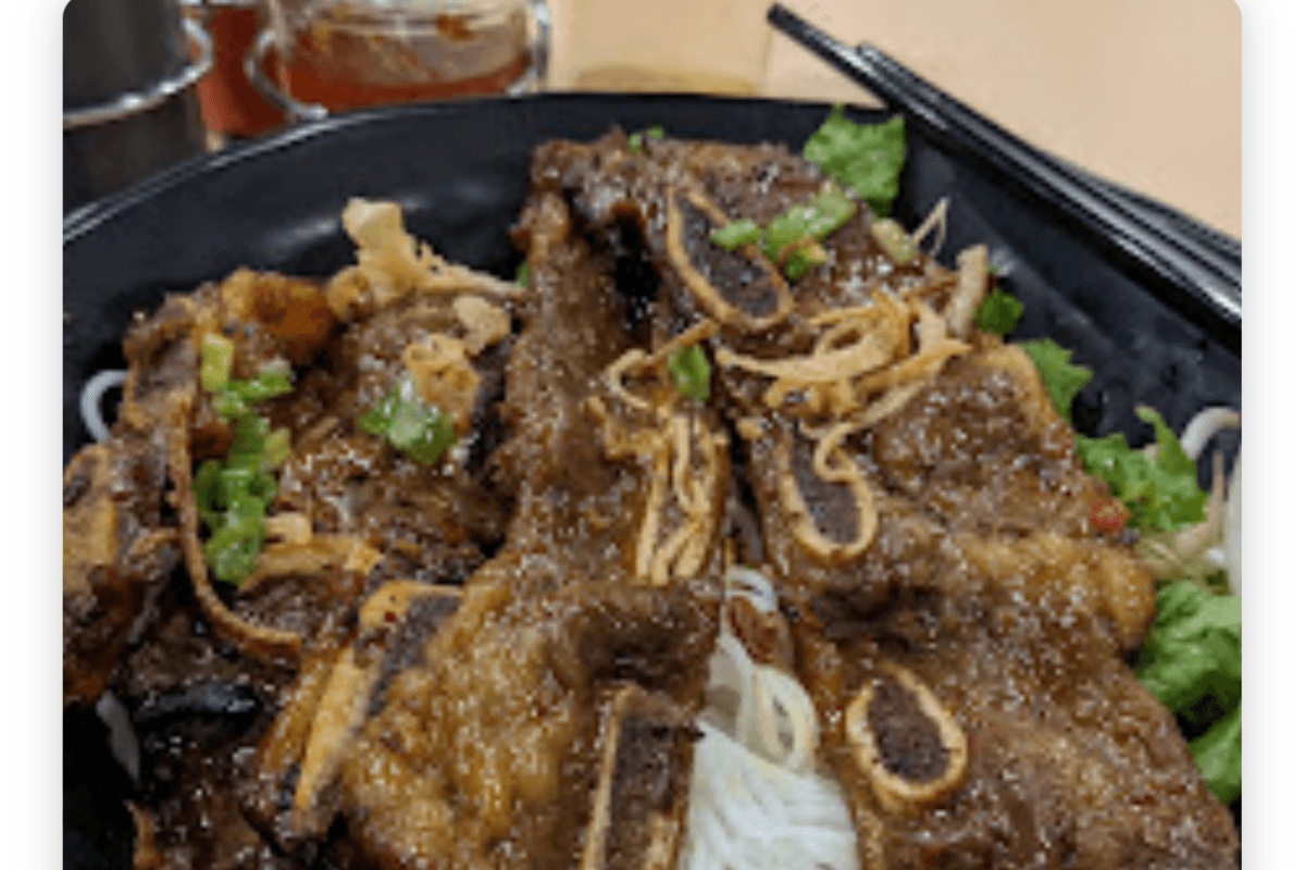 V12.Grilled Lemongrass Beef Ribs Vermicelli-牛肋條麵湯用燒香茅醃製-Bún Sườn Bò Nướng Xả