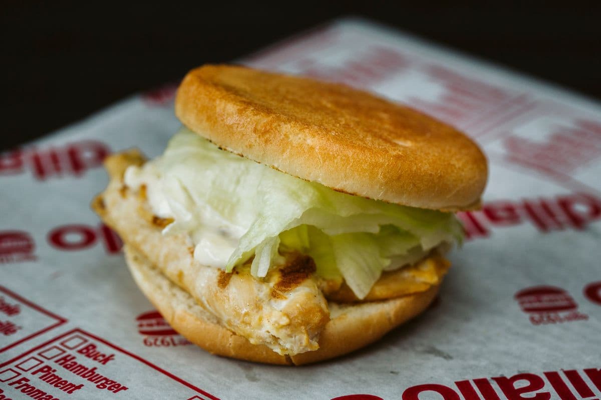 Burger au poulet grillé