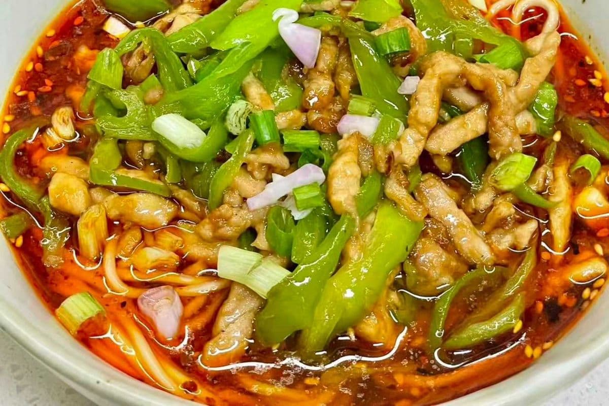 Jinling-Style Homestyle Shredded Pork & Green Pepper Soup Noodles 金陵家常辣椒肉丝汤面