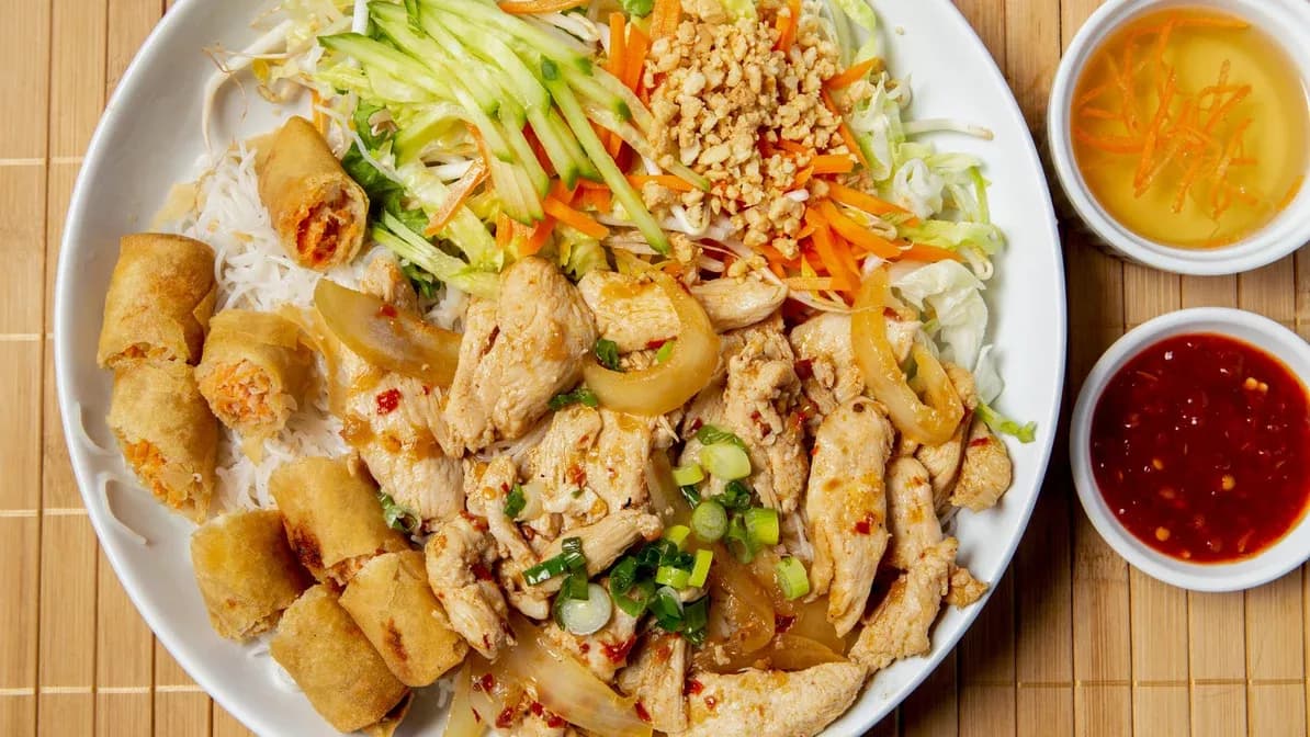B25.Vermicelli with Spring Rolls and Satay Chicken