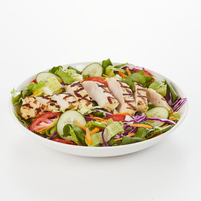 Repas salade maison au poulet grillé / House salad meal with grilled chicken
