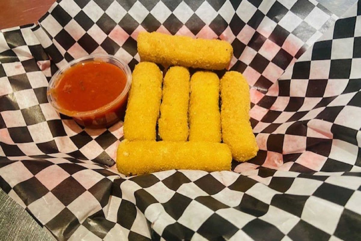 Mozzarella Sticks (6 pcs)
