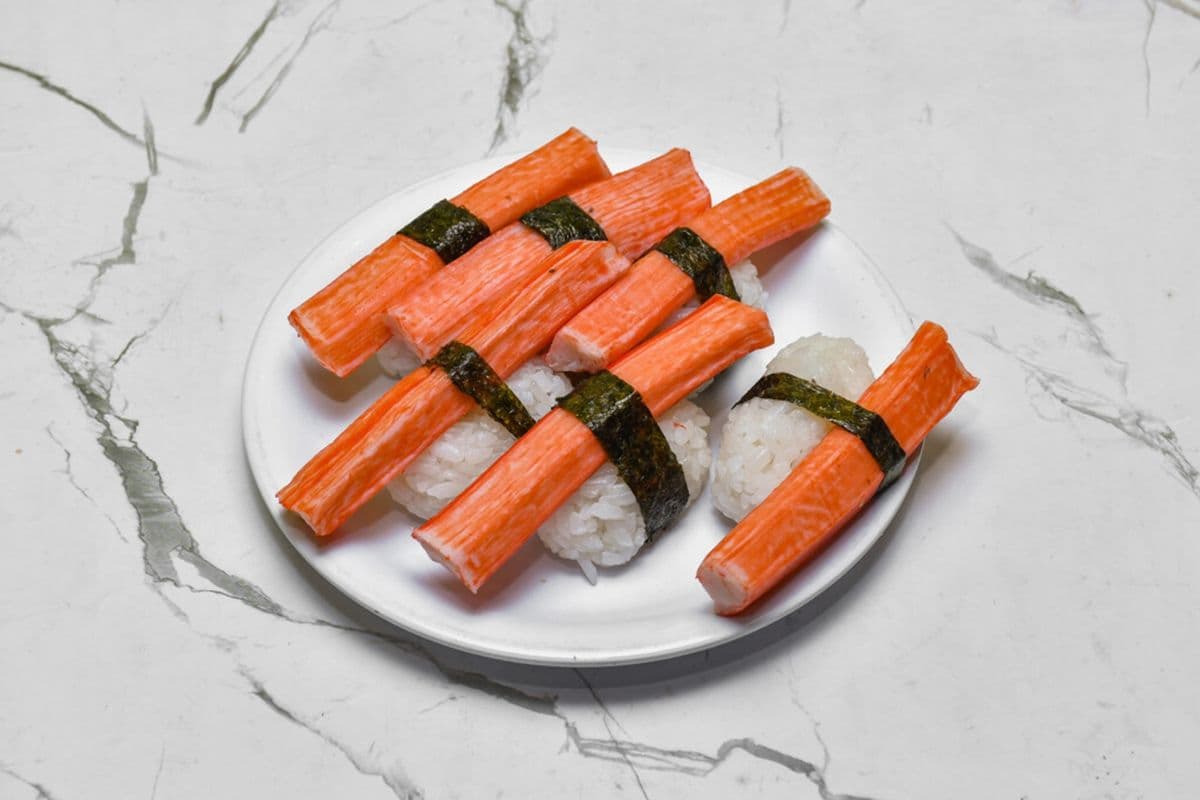 F4. Crab Meat Sushi (6 Pcs)