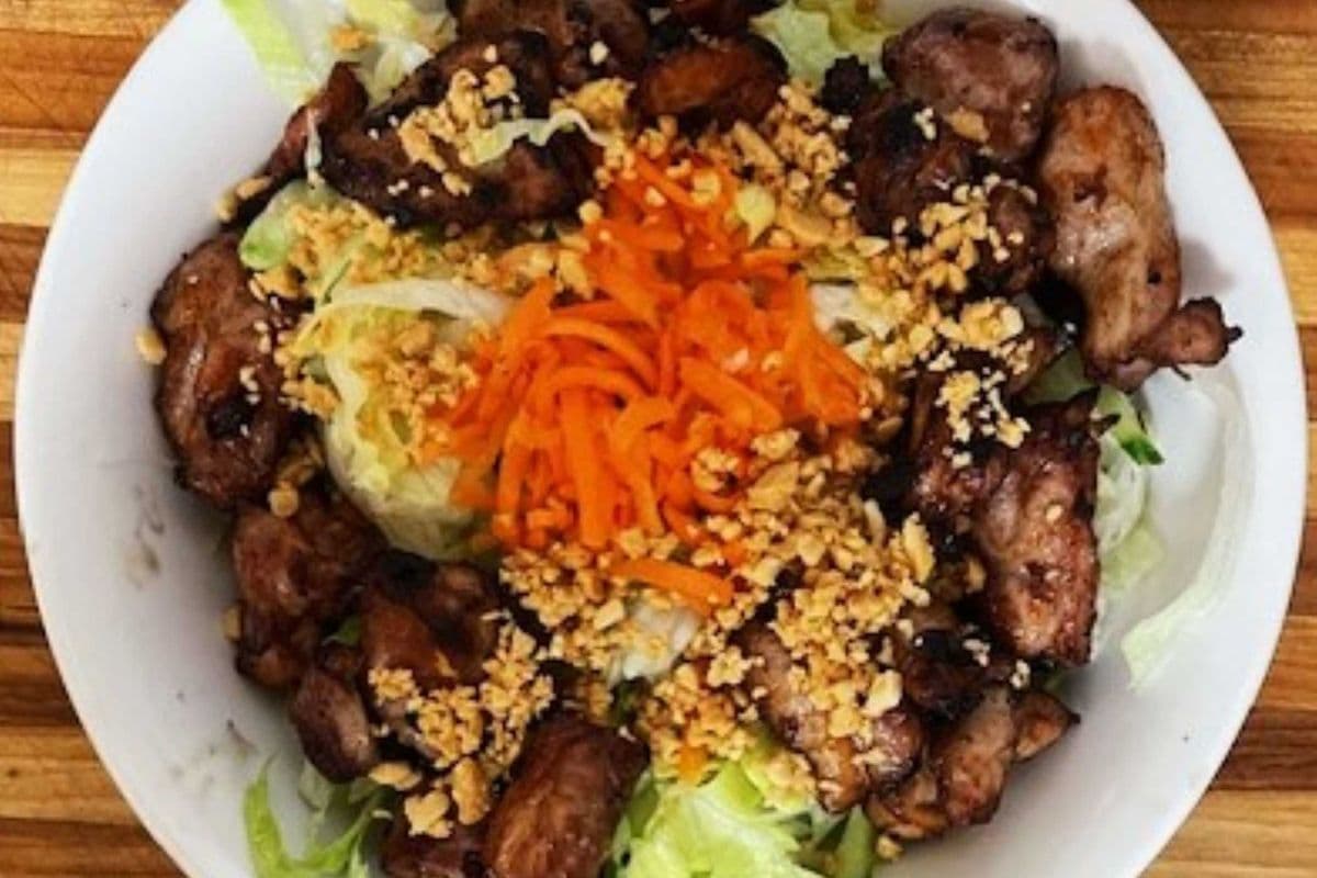 28. Grilled Chicken with Vermicelli and Vegetables