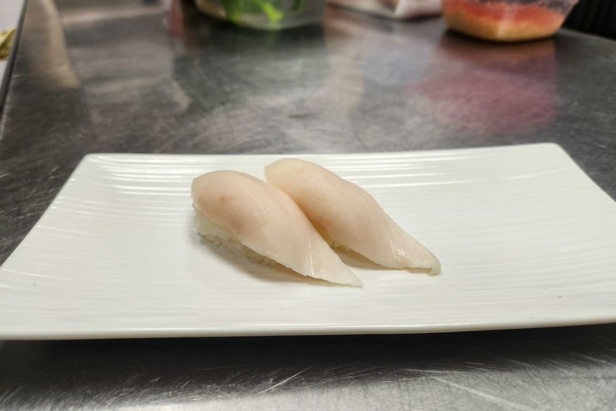 White Tuna Sushi (2pcs)