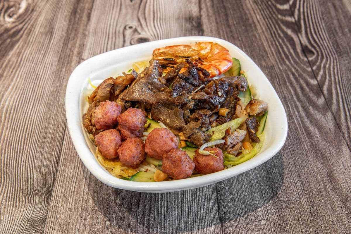 320 - BBQ Chicken, Meat Balls, and Grilled Shrimp Vermicelli（鸡肉，肉丸，烤虾檬） - Bun Ga Nuong Nem Nuong Tom Nuong