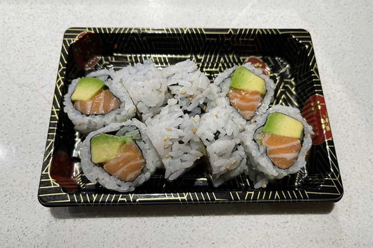 049 Salmon Avocado Roll (8 pcs)