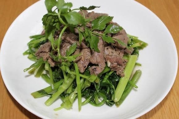 23. Stir-fried Beef with Vegetables Rau - Cần Xào Bò