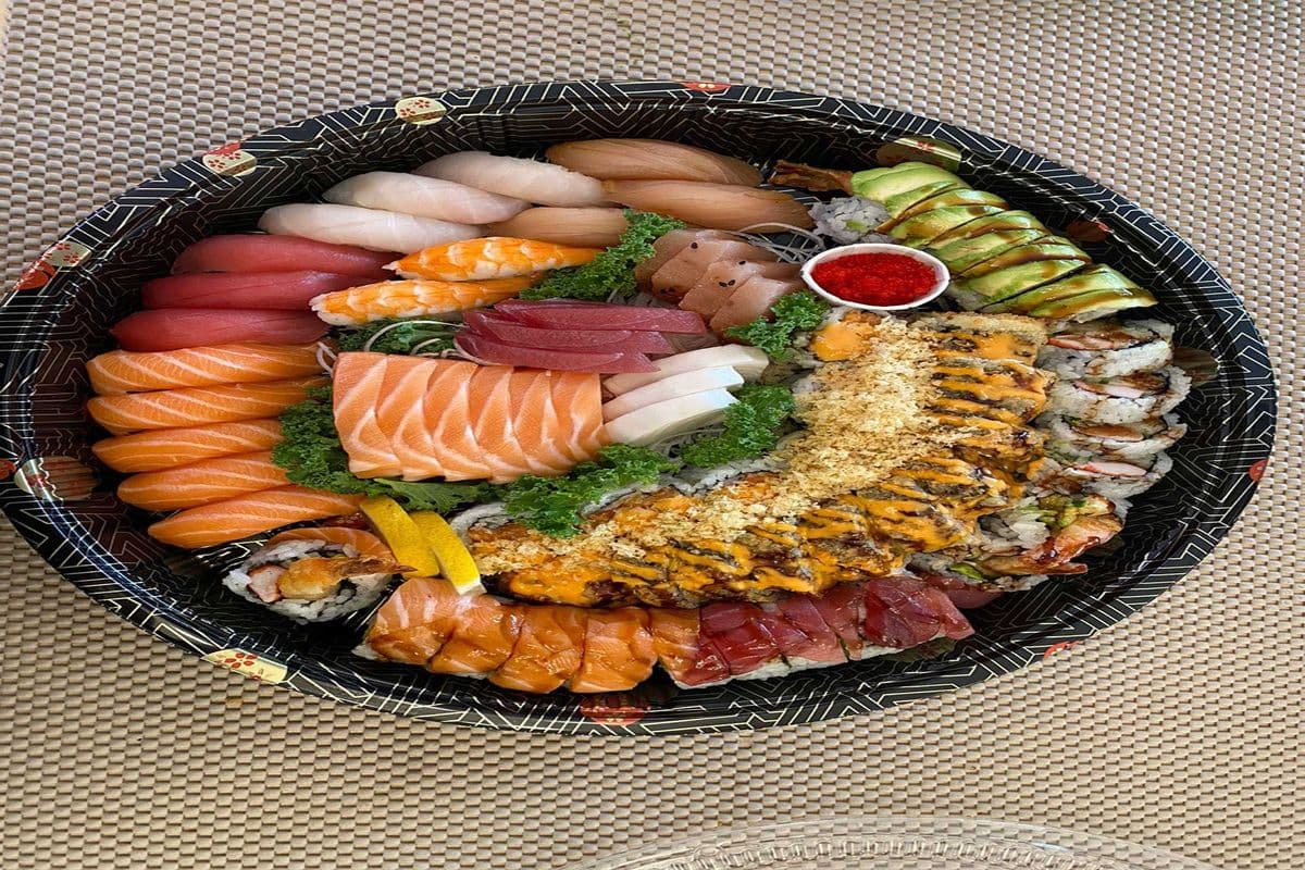 Maki, Sushi & Sashimi Party Tray C (68 pcs)