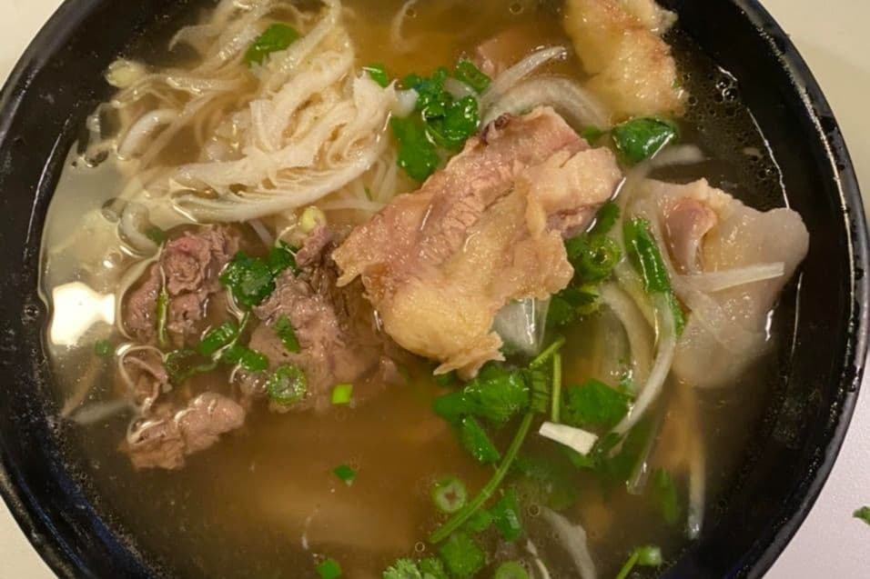 P13. Rare Beef, Brisket, Tripe Pho-罕有嘅上面鑲咗書-Phở Tái Nạm Sách