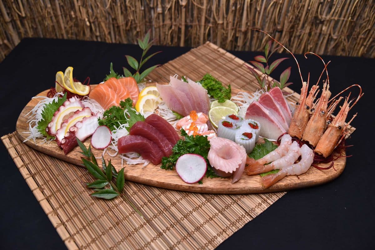 Chef’s Sashimi (28 pcs)