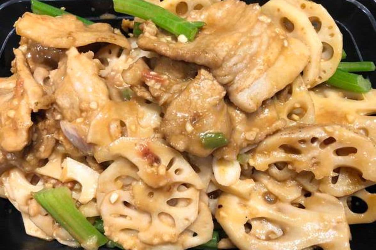 南乳莲藕片炒五花腩 Lotus Roots and Pork with Bean Curd Sauce
