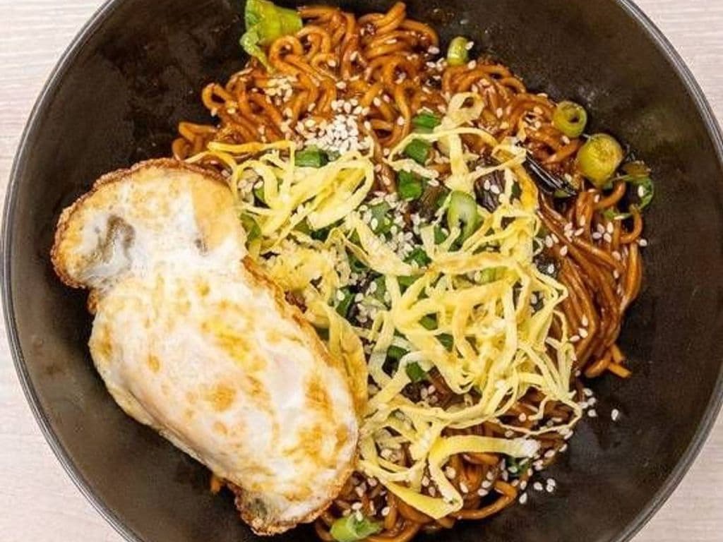 Nouilles au Sauce Cacahuète Épicée /Noodles with Spicy Peanut Sauce麻酱葱油拌面+煎蛋