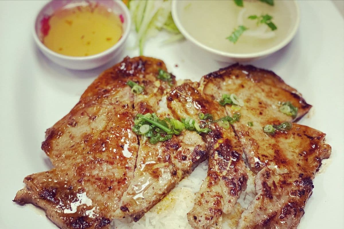 R3.Grilled Lemon Grass Pork Chop with Steamed Rice / 燒香茅豬扒配白飯 / 구운 레몬그라스 돼지갈비 덮밥