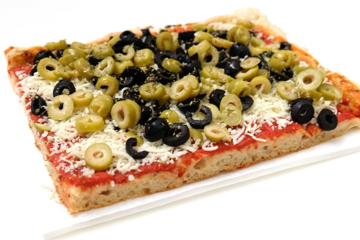 Pizza base sauce tomate, fromage mozzarella, olives noires et vertes
