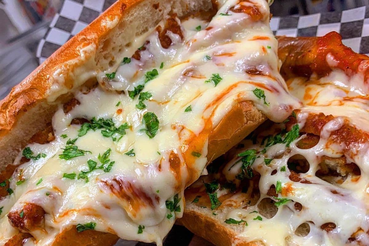 Sous-marin chaud au poulet parmigiana / Hot Chicken Parmigiana Sub