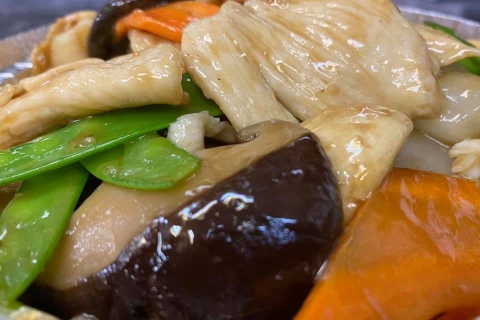 52. Sliced Chicken with Two Kinds of Mushroom in Oyster Sauce