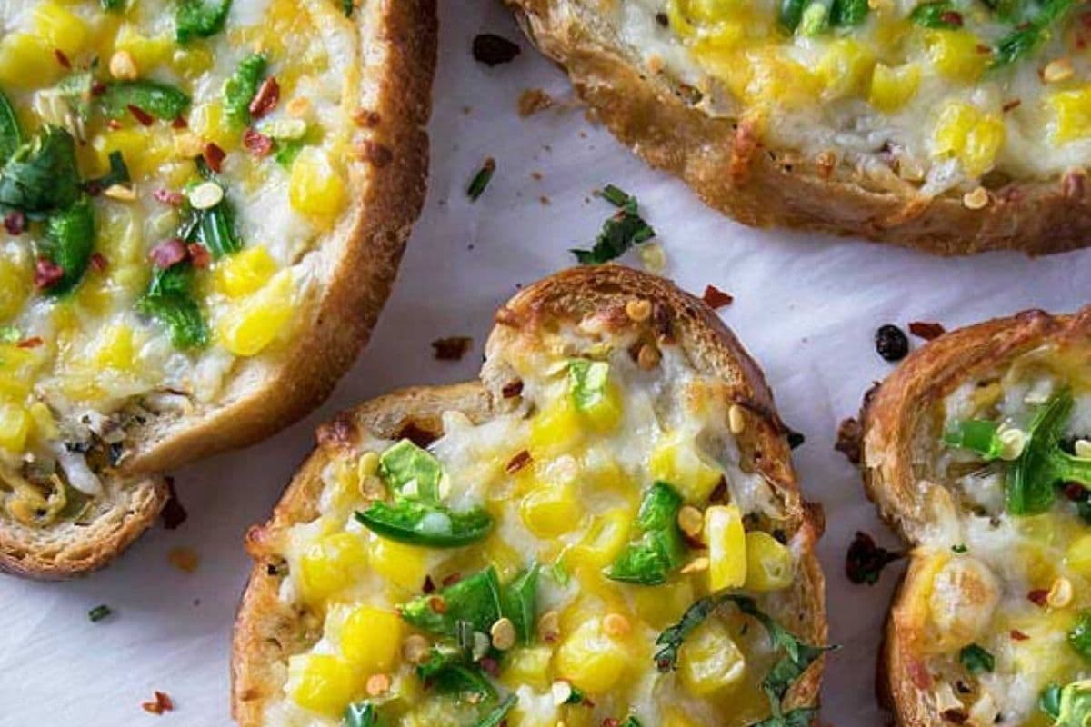 Garlic bread with Cheese, Jalapenos & Sweet corn
