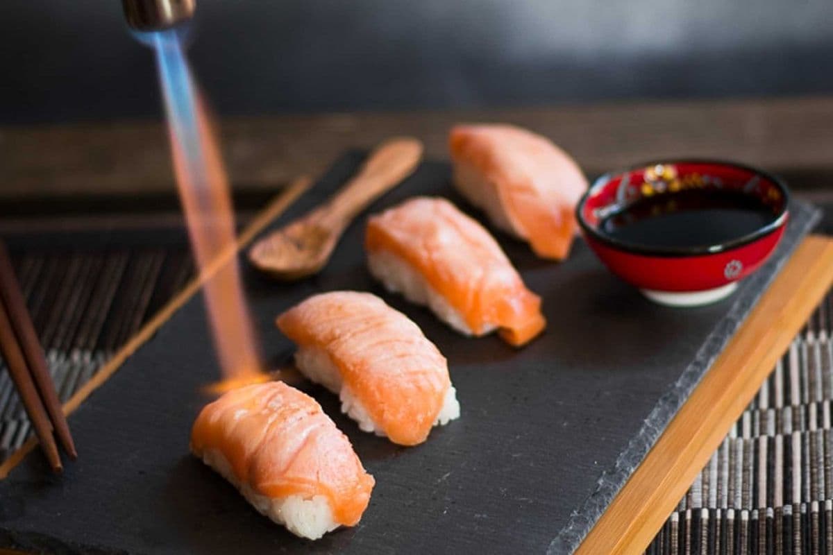 Torched Salmon Sushi (2pcs)