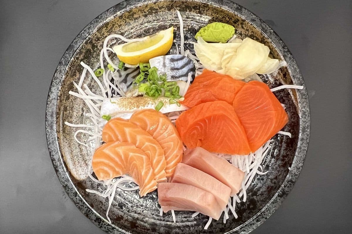 Small Sashimi Platter (12 pcs)