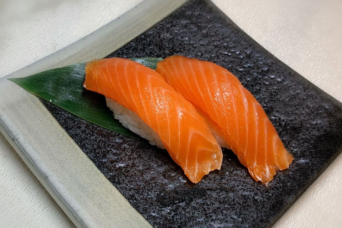 104. Smoked Salmon Sushi (2 pcs)