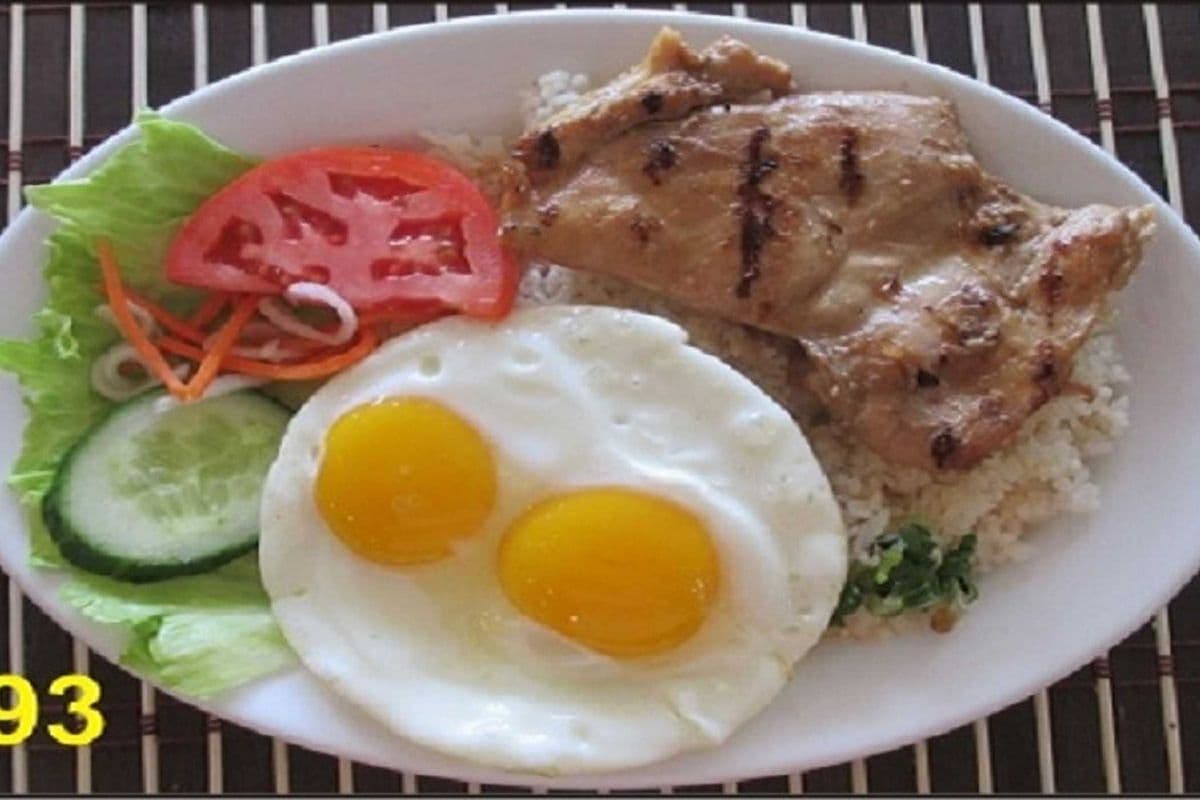 93. Steam rice with grilled chicken and fried egg.