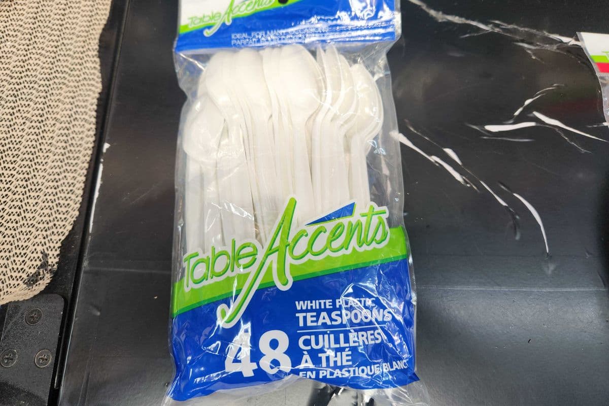 White plastic tea spoons x 48 - Cuillères à thé en plastique blanc x 48