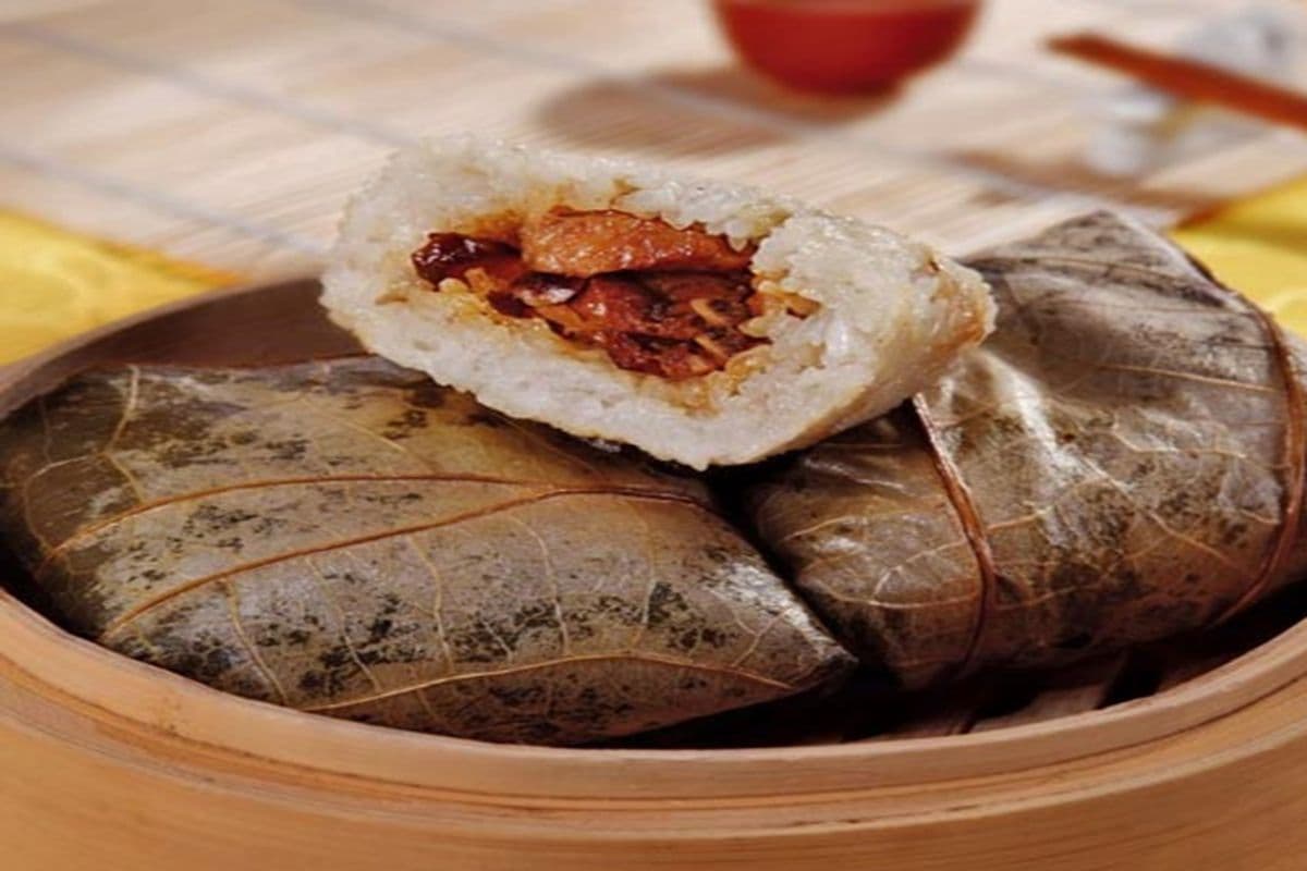 Sticky Rice Wrapped in Lotus Leaf (1)