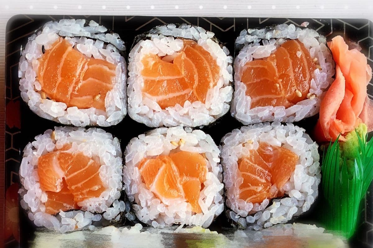 45. Salmon Roll (6 Pcs)