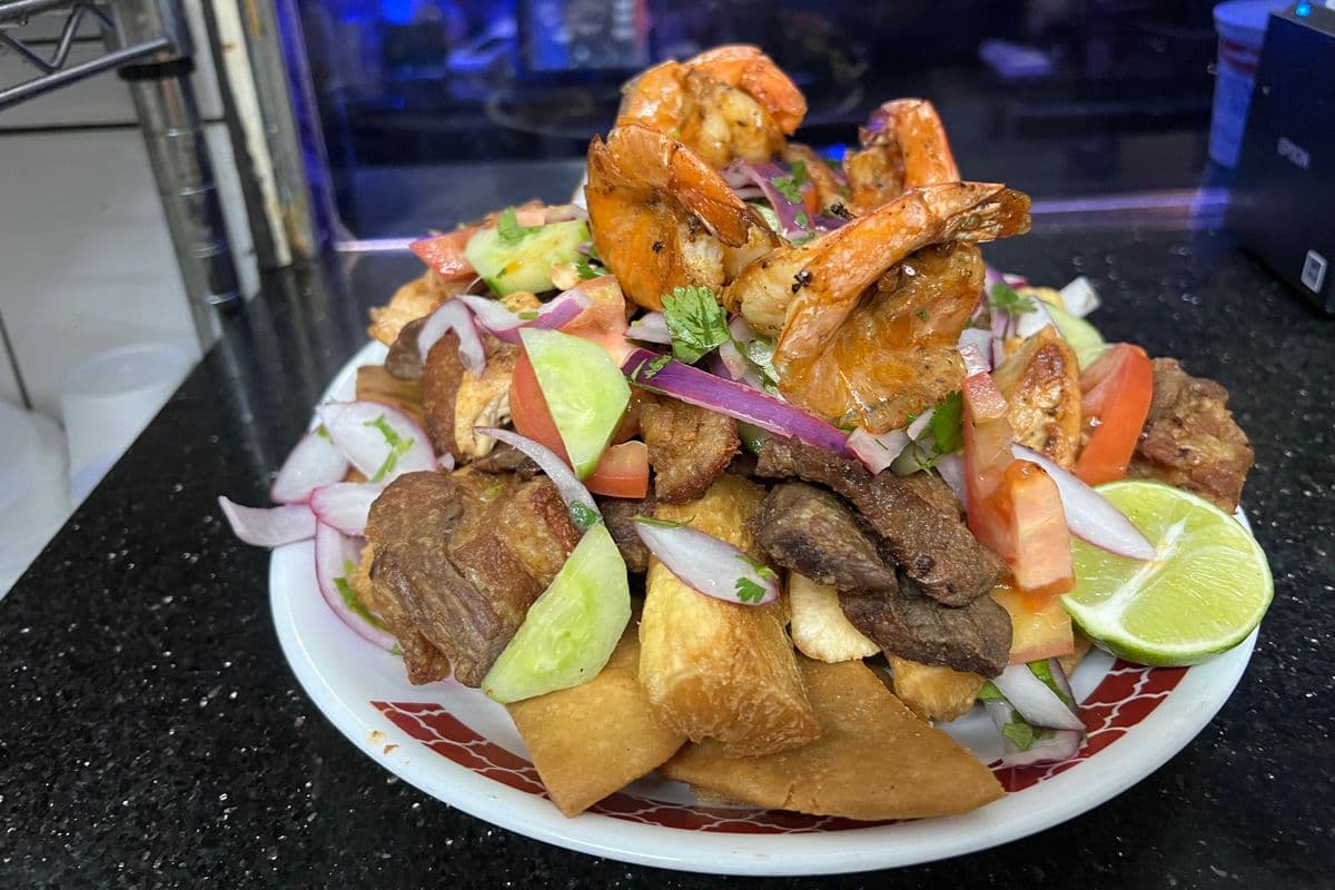 Tray for 2 people - Bandeja Para 2 Personas.Yuca frita/Tortilla frita/Chicharron/Carne/Pollo/Camaron/pepino/Tomate/Cebolla