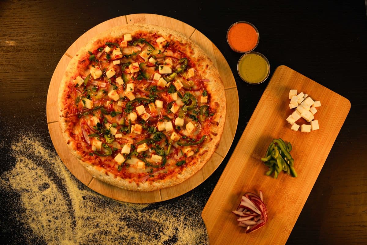 Chili Chicken/Paneer Pizza