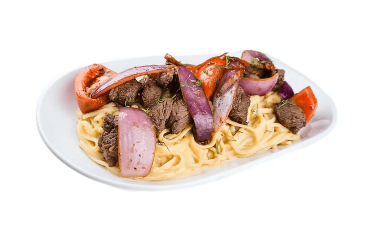 Linguine Huancaina con Lome Saltado
