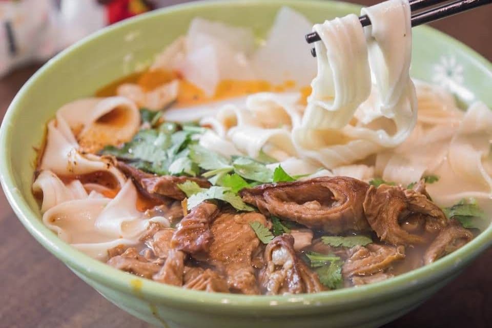 106. Noodles with Spicy Pork Intestines 香辣肥肠面