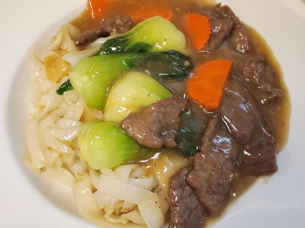 F8. 時菜牛河 Beef & Veggie with Ho Fun