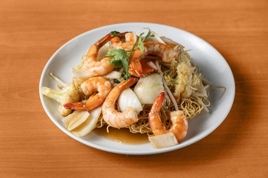 X1. Nouilles croustillantes avec poulet, boeuf ou crevettes / Crispy Noodles with Chicken, Beef or Shrimps